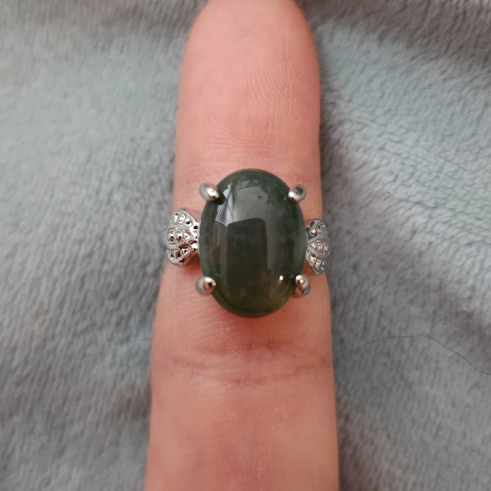 Size 5.5-6 Elegant Green Stone Ring Silver Tone